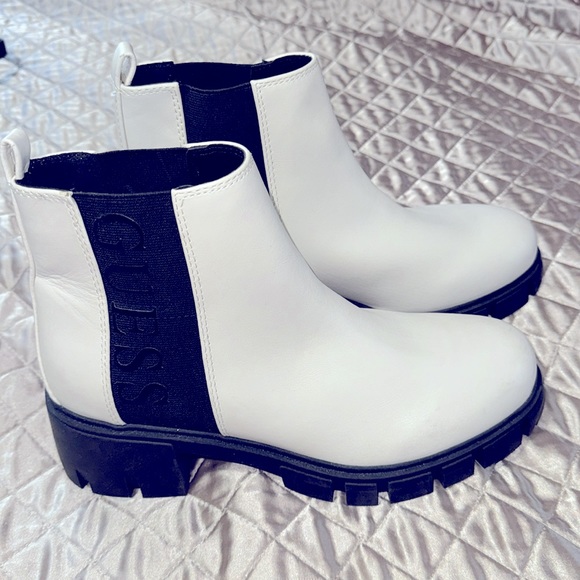 GUESS Lug Sole Chelsea Boots - Picture 10 of 10